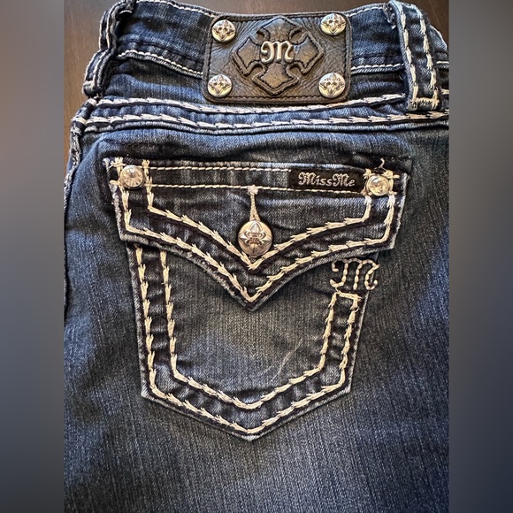 Miss Me Loose Saddle Stitch Border Skinny Jeans. Sizes: 27 & 28 - Picture 7 of 14